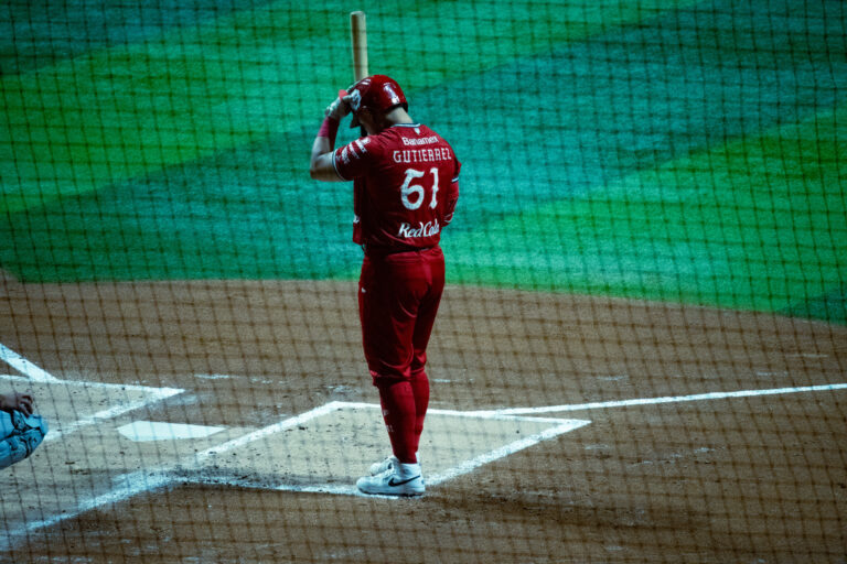 DIABLOS PEGAN PRIMERO Y SE LLEVAN LA SERIE A RITMO DE PITCHEO DOMINANTE.